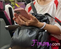 Tajvani menyecske megmutatja szexi lábát a buszon