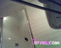 Barna a zuhanyzóban.kémkamera