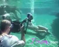 Meztelen modell víz alatti szórakozással és vékony dippin